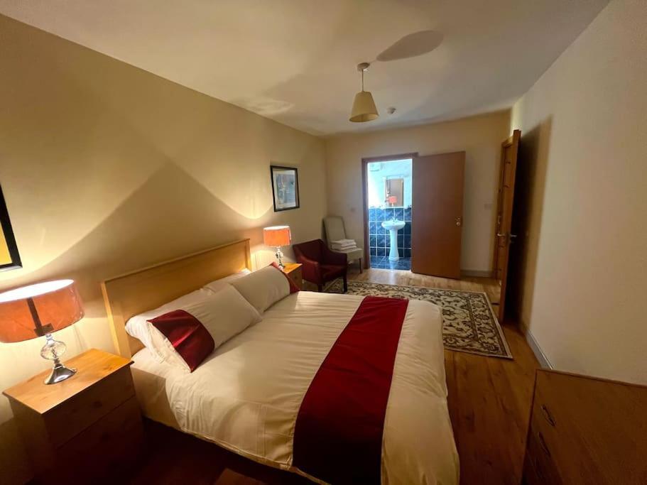 Elegant Rooms And Suites In Knock Knock  Eksteriør billede